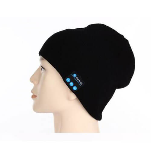 כובע צמר ממותג עם אוזניות בלוטות'