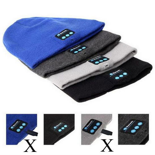 כובע צמר ממותג עם אוזניות בלוטות'